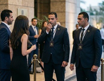 خدمات حماية الشخصيات الهامة والتنفيذيين في إيجي بلانكو للحراسات - فريق حراسة شخصي محترف