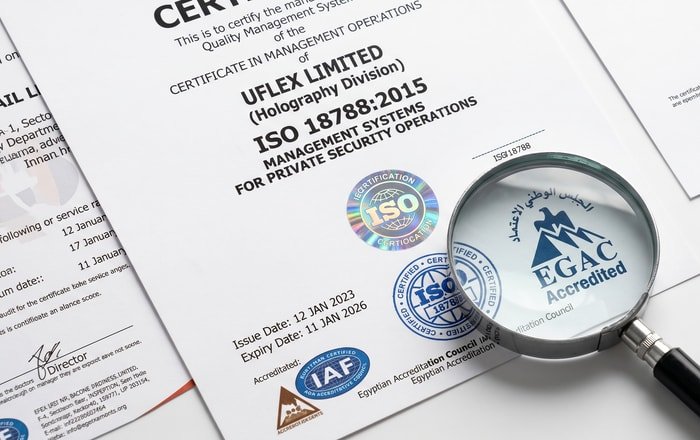 مدير أمن شركة كبرى يراجع وثائق الامتثال وشهادات ISO 18788 مع مزود أمن خاص معتمد في مصر