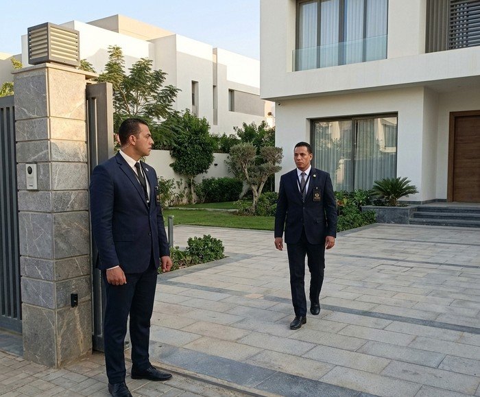 ضابط أمن محترف يحمي منشأة عالية المخاطر